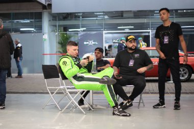 MC Gui, Sao Paulo 'daki Nascar Brasil Kupası' nda. 29 Nisan 2023, Sao Paulo, Brezilya: Nascar Brasil 'in 29 Nisan Cumartesi sabahı Sao Paulo' daki Interlagos pistindeki ikinci etabı için antrenman oturumlarına ve yarışa hak kazananlara bakmak.