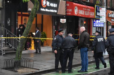 Çekimler Manhattan 'da, New York' ta, ABD 'de. 29 Nisan 2023, New York, ABD: Akşam 5.43 'te, 9. Cadde ve 46. Cadde' nin batısında bir kişi kalçasından ve omzundan vuruldu. New York Polis Departmanı 'na göre...