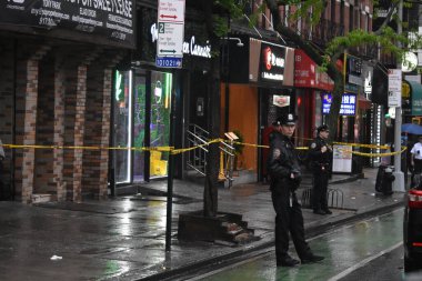 Çekimler Manhattan 'da, New York' ta, ABD 'de. 29 Nisan 2023, New York, ABD: Akşam 5.43 'te, 9. Cadde ve 46. Cadde' nin batısında bir kişi kalçasından ve omzundan vuruldu. New York Polis Departmanı 'na göre...