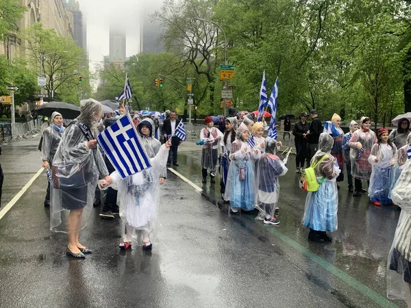 ニューヨークのギリシャ独立記念日パレード 2023年4月30日アメリカ合衆国ニューヨーク州 ギリシャ独立記念日パレードがマンハッタンの5番街で開催され 日曜日の午後1時30分から第64通りと第79通りの間で行われる — ストック写真