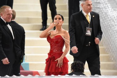 Salma Hayek, MET Galası 'na (bağış toplama etkinliği) katılıyor. Mayıs 12023. Manhattan, New York, ABD. 2023 MET GALA teması son tasarımcı Karl Lagerfeld 'e adanmıştır.. 