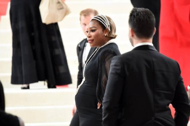 Serena Williams bir MET galasına katılıyor (bağış toplama etkinliği). Mayıs 12023. Manhattan, New York, ABD. 2023 MET GALA teması son tasarımcı Karl Lagerfeld 'e adanmıştır..