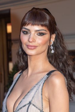 Pierre Oteli: 2023 Met Gala Gidiş. 1 Mayıs 2023, New York, New York, ABD: Tory Burch giyen Emily Ratajkowski 1 Mayıs 2023 'te New York' ta The Pierre Hotel 'den ayrılıyor.. 