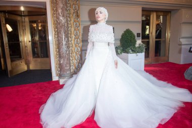 Pierre Oteli: 2023 Met Gala Gidiş. 1 Mayıs 2023, New York, New York, ABD: Ava Max, Christian Siriano 'yu giyerek 1 Mayıs 2023' te New York 'ta The Pierre Hotel' den ayrılıyor..