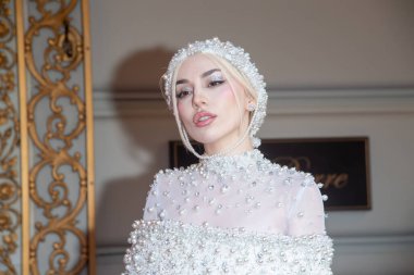 Pierre Oteli: 2023 Met Gala Gidiş. 1 Mayıs 2023, New York, New York, ABD: Ava Max, Christian Siriano 'yu giyerek 1 Mayıs 2023' te New York 'ta The Pierre Hotel' den ayrılıyor..