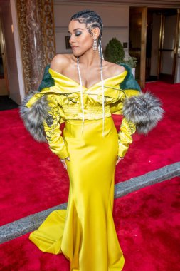 Pierre Oteli: 2023 Met Gala Gidiş. 1 Mayıs 2023, New York, ABD: Altuzarra giyen Ariana DeBose, 1 Mayıs 2023 'te New York' ta The Pierre Hotel 'den ayrılır.. 