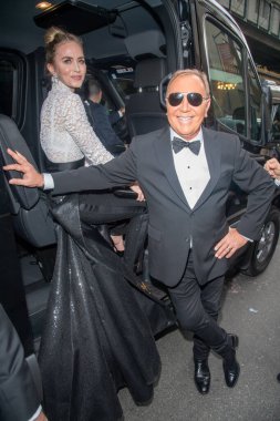 Pierre Oteli: 2023 Met Gala Gidiş. 1 Mayıs 2023, New York, New York, ABD: Emily Blunt ve Michael Kors 1 Mayıs 2023 'te New York' ta The Pierre Hotel 'den ayrılıyorlar..
