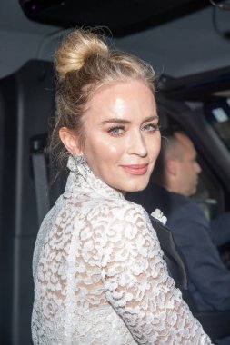 Pierre Oteli: 2023 Met Gala Gidiş. 1 Mayıs 2023, New York, New York, ABD: Emily Blunt, The Pierre Hotel 'den 2023' te New York City 'deki Met Gala' ya hareket ediyor.. 