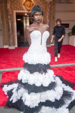 Pierre Oteli: 2023 Met Gala Gidiş. 01 Mayıs 2023, New York, ABD: Carolina Herrera giyen Adut Akech Bior 1 Mayıs 2023 'te New York' ta The Pierre Hotel 'den ayrılıyor..  