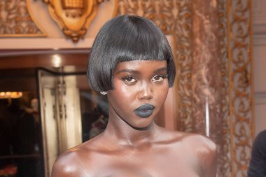 Pierre Oteli: 2023 Met Gala Gidiş. 01 Mayıs 2023, New York, ABD: Carolina Herrera giyen Adut Akech Bior 1 Mayıs 2023 'te New York' ta The Pierre Hotel 'den ayrılıyor..  