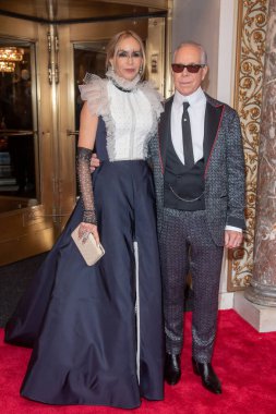 Pierre Oteli: 2023 Met Gala Gidiş. 1 Mayıs 2023, New York, New York, ABD: Dee Hilfiger ve Tommy Hilfiger 1 Mayıs 2023 'te New York' ta The Pierre Hotel 'den ayrılıyorlar.. 