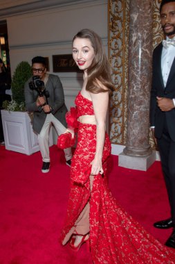 Pierre Oteli: 2023 Met Gala Gidiş. 1 Mayıs 2023, New York, ABD: Michael Kors 'u giyen Kaitlyn Dever, 1 Mayıs 2023' te New York 'ta The Pierre Hotel' den ayrılır..  