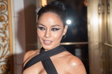 Pierre Oteli: 2023 Met Gala Gidiş. 1 Mayıs 2023, New York, ABD: Michael Kors 'u giyen Vanessa Hudgens 1 Mayıs 2023' te New York 'ta The Pierre Hotel' den ayrılıyor.. 