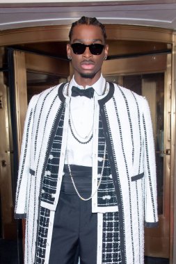 Pierre Oteli: 2023 Met Gala Gidiş. 2001 Mayıs 2023, New York, ABD: NBA oyuncusu Shai Gilgeous-Alexander Thom Browne giyerek The Pierre Hotel 'den ayrılır..  