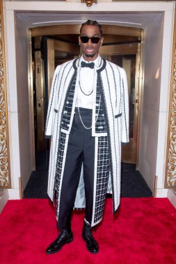 Pierre Oteli: 2023 Met Gala Gidiş. 2001 Mayıs 2023, New York, ABD: NBA oyuncusu Shai Gilgeous-Alexander Thom Browne giyerek The Pierre Hotel 'den ayrılır..  