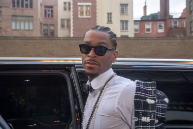 Pierre Oteli: 2023 Met Gala Gidiş. 2001 Mayıs 2023, New York, ABD: NBA oyuncusu Shai Gilgeous-Alexander Thom Browne giyerek The Pierre Hotel 'den ayrılır..  