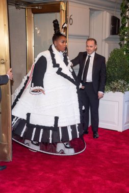 Pierre Oteli: 2023 Met Gala Gidiş. 01 Mayıs 2023, New York, ABD: Thom Browne giyen Janelle Monae, 2001 Mayıs 2023 'te New York' ta The Pierre Hotel 'den ayrılır..  