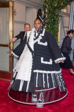 Pierre Oteli: 2023 Met Gala Gidiş. 01 Mayıs 2023, New York, ABD: Thom Browne giyen Janelle Monae, 2001 Mayıs 2023 'te New York' ta The Pierre Hotel 'den ayrılır..  