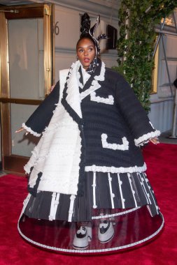 Pierre Oteli: 2023 Met Gala Gidiş. 01 Mayıs 2023, New York, ABD: Thom Browne giyen Janelle Monae, 2001 Mayıs 2023 'te New York' ta The Pierre Hotel 'den ayrılır..  
