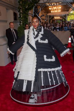 Pierre Oteli: 2023 Met Gala Gidiş. 01 Mayıs 2023, New York, ABD: Thom Browne giyen Janelle Monae, 2001 Mayıs 2023 'te New York' ta The Pierre Hotel 'den ayrılır..  