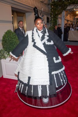 Pierre Oteli: 2023 Met Gala Gidiş. 01 Mayıs 2023, New York, ABD: Thom Browne giyen Janelle Monae, 2001 Mayıs 2023 'te New York' ta The Pierre Hotel 'den ayrılır..  