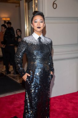 Pierre Oteli: 2023 Met Gala Gidiş. 1 Mayıs 2023, New York, New York, ABD: Valentino giyen Stephanie Hus, 1 Mayıs 2023 'te New York' ta The Pierre Hotel 'den ayrılır..  