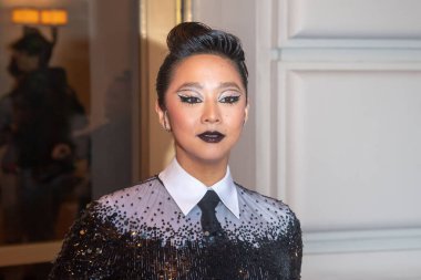 Pierre Oteli: 2023 Met Gala Gidiş. 1 Mayıs 2023, New York, New York, ABD: Valentino giyen Stephanie Hus, 1 Mayıs 2023 'te New York' ta The Pierre Hotel 'den ayrılır..  