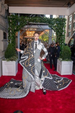 Pierre Oteli: 2023 Met Gala Gidiş. 1 Mayıs 2023, New York, ABD: Thom Browne giyen Sora Choi, 2001 Mayıs 2023 'te New York' ta The Pierre Hotel 'den ayrılıyor..