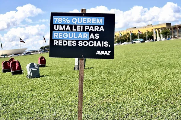 学校での暴力の犠牲者を覚えて行動する 2023年5月2日 ブラジリア ディストリート連邦 ブラジル 市民運動Avaazは 学校での暴力の犠牲者を覚えておくために ブラジリアの国民議会の前で行動を促進します — ストック写真