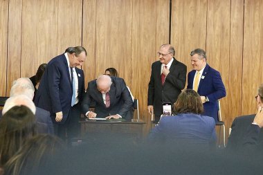 (Amazon Biyoticaret Merkezi 'ni (CBA) yönetecek kararnameyi imzalama töreni. 3 Mayıs 2023. Brasilia, Federal Bölge, Brezilya: Cumhuriyet Başkanı Luiz Inacio Lula da Silva, Başkan Yardımcısı Geraldo Alckmin 