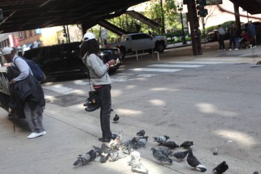 Chicago, kollarını açmış turistleri karşılıyor. 4 Mayıs 2023, Chicago, Illinois, ABD: Milenyum parkı, şehir parkları, göl önü, donanma iskelesi, BP Köprüsü, Grant Park gibi pek çok turistik yeri ziyaret eden pek çok kişi görülüyor