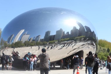 Chicago, kollarını açmış turistleri karşılıyor. 4 Mayıs 2023, Chicago, Illinois, ABD: Milenyum parkı, şehir parkları, göl önü, donanma iskelesi, BP Köprüsü, Grant Park gibi pek çok turistik yeri ziyaret eden pek çok kişi görülüyor