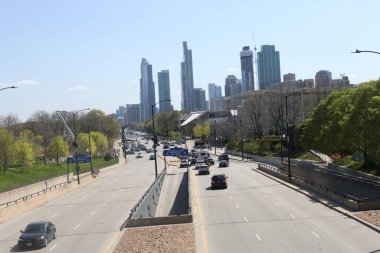 Chicago, kollarını açmış turistleri karşılıyor. 4 Mayıs 2023, Chicago, Illinois, ABD: Milenyum parkı, şehir parkları, göl önü, donanma iskelesi, BP Köprüsü, Grant Park gibi pek çok turistik yeri ziyaret eden pek çok kişi görülüyor