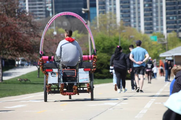 Chicago, kollarını açmış turistleri karşılıyor. 4 Mayıs 2023, Chicago, Illinois, ABD: Milenyum parkı, şehir parkları, göl önü, donanma iskelesi, BP Köprüsü, Grant Park gibi pek çok turistik yeri ziyaret eden pek çok kişi görülüyor