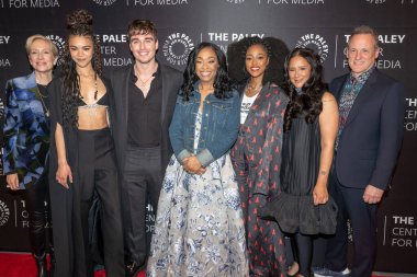 Shonda Rhimes, Kraliçe Charlotte 'u Kutluyor: Bir Bridgerton Hikayesi. 4 Mayıs 2023, New York, ABD: (L-R) Betsy Beers, India Amarteifio, Corey Mylchreest, Shonda Rhimes, Sheinelle Jones, Arsema Thomas, Golda Rosheuvel ve Tom Verica