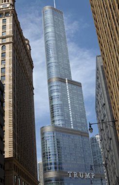 (Chicago Nehir Yürüyüşü ve Cazibesi. 5 Mayıs 2023, Şikago, Illinois: Turistler, Chicago Nehri Yürüyüşü 'ne akın edip tekne gezisinde güneşli baharın tadını çıkarıyor, biraz kano sürüyor, Trump binası ile nehir kenarında yemek yiyorlar. 