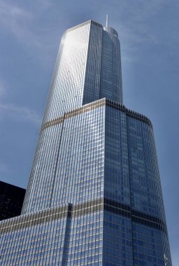 (Chicago Nehir Yürüyüşü ve Cazibesi. 5 Mayıs 2023, Şikago, Illinois: Turistler, Chicago Nehri Yürüyüşü 'ne akın edip tekne gezisinde güneşli baharın tadını çıkarıyor, biraz kano sürüyor, Trump binası ile nehir kenarında yemek yiyorlar. 