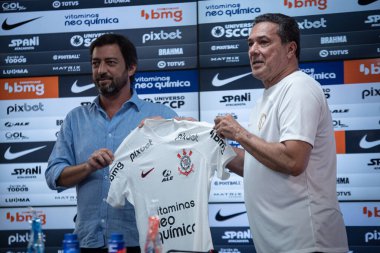 (Basın toplantısı ve yeni koç Vanderlei Lüksemburg 'un sunumu. 5 Mayıs 2023, Sao Paulo, Brezilya: Corinthians başkanı Duilio Monteiro Alves, bir basın toplantısında gömleğini teslim etti ve yeni antrenör Vanderlei Luxemburg 'un sunumunu yaptı.