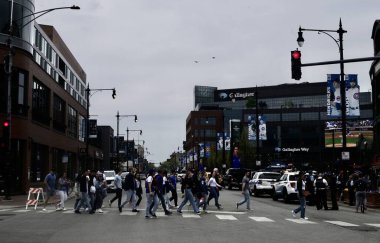 Chicago Cubs, Wrigley Stadyumu 'nda Miami Marlins' e karşı. 6 Mayıs 2023, Chicago, Illinois, ABD: Chicago Cubs, Wrigley Stadyumu 'nda Miami Marlins' e karşı oynanan MLB maçlarını izlemek için akın ediyor.