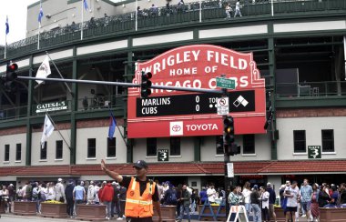 Chicago Cubs, Wrigley Stadyumu 'nda Miami Marlins' e karşı. 6 Mayıs 2023, Chicago, Illinois, ABD: Chicago Cubs, Wrigley Stadyumu 'nda Miami Marlins' e karşı oynanan MLB maçlarını izlemek için akın ediyor.