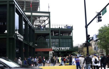 Chicago Cubs, Wrigley Stadyumu 'nda Miami Marlins' e karşı. 6 Mayıs 2023, Chicago, Illinois, ABD: Chicago Cubs, Wrigley Stadyumu 'nda Miami Marlins' e karşı oynanan MLB maçlarını izlemek için akın ediyor.