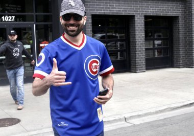 Chicago Cubs, Wrigley Stadyumu 'nda Miami Marlins' e karşı. 6 Mayıs 2023, Chicago, Illinois, ABD: Chicago Cubs, Wrigley Stadyumu 'nda Miami Marlins' e karşı oynanan MLB maçlarını izlemek için akın ediyor.