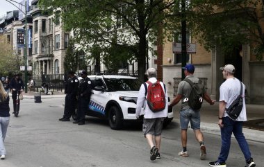 Chicago Cubs, Wrigley Stadyumu 'nda Miami Marlins' e karşı. 6 Mayıs 2023, Chicago, Illinois, ABD: Chicago Cubs, Wrigley Stadyumu 'nda Miami Marlins' e karşı oynanan MLB maçlarını izlemek için akın ediyor.