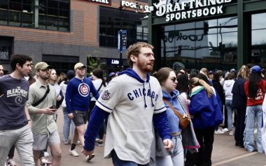 Chicago Cubs, Wrigley Stadyumu 'nda Miami Marlins' e karşı. 6 Mayıs 2023, Chicago, Illinois, ABD: Chicago Cubs, Wrigley Stadyumu 'nda Miami Marlins' e karşı oynanan MLB maçlarını izlemek için akın ediyor.