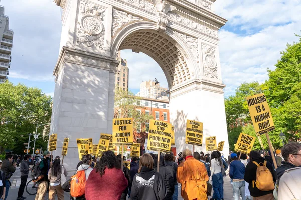 在地铁里被勒死后愤怒的增长 2023年5月5日 美国纽约 2023年5月5日 抗议者聚集在华盛顿广场公园举行 约旦正义 — 图库照片