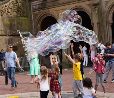 New Yorklular güzel hava nedeniyle Central Park 'a akın ettiler. 7 Mayıs 2023, New York, ABD: İyi hava bazı New Yorkluları ve turistleri Central Park 'a getirdi 71 Fahrenhayt' tan yararlanarak, spor yaparak, piknik yaparak, gezerek