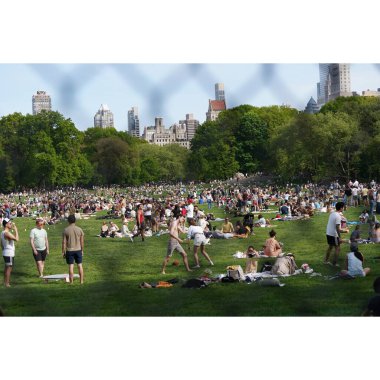 New Yorklular güzel hava nedeniyle Central Park 'a akın ettiler. 7 Mayıs 2023, New York, ABD: İyi hava bazı New Yorkluları ve turistleri Central Park 'a getirdi 71 Fahrenhayt' tan yararlanarak, spor yaparak, piknik yaparak, gezerek