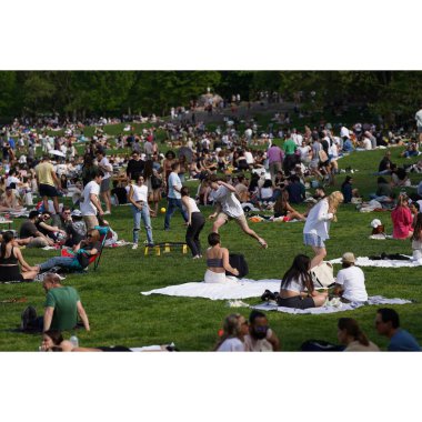 New Yorklular güzel hava nedeniyle Central Park 'a akın ettiler. 7 Mayıs 2023, New York, ABD: İyi hava bazı New Yorkluları ve turistleri Central Park 'a getirdi 71 Fahrenhayt' tan yararlanarak, spor yaparak, piknik yaparak, gezerek