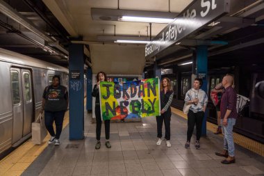 Metrodaki Adam Boğulduktan Sonra Öfke Artıyor. 6 Mayıs 2023, New York, New York, ABD: Protestocular Jordan Neely tabelasını, Jordan Neely için düzenlenen bir protesto sırasında Broadway / Lafayette Caddesi metro istasyonunda tutuyorlar.