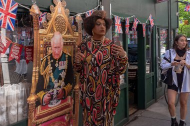 New Yorklular Kral III. Charles 'ın taç giyme törenini kutluyorlar. 06 Mayıs 2023, New York, New York, ABD: Bir drag queen, Majesteleri Kral III. Charles 'ın Manhattans Greenwich Village' daki İngiliz Çay Sempati Restoranı önünde çekilmiş bir fotoğrafı ile poz veriyor